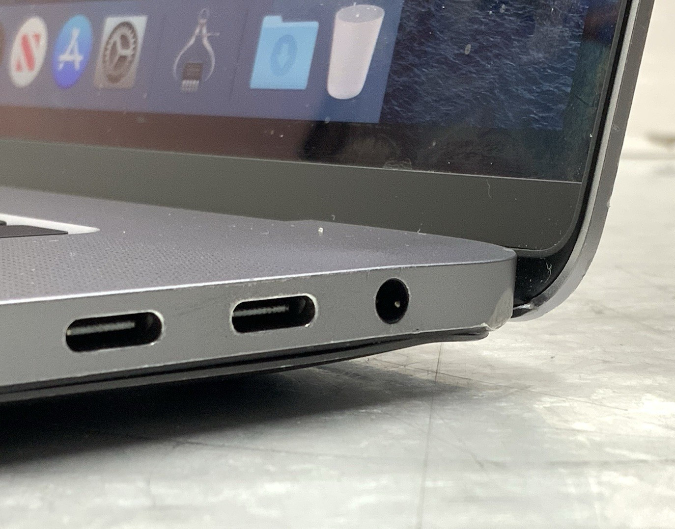 Apple Macbook Pro A2141 Intel i7-9750H 2.6GHz 512GB 16GB DDR4 Radeon Pro 5300M