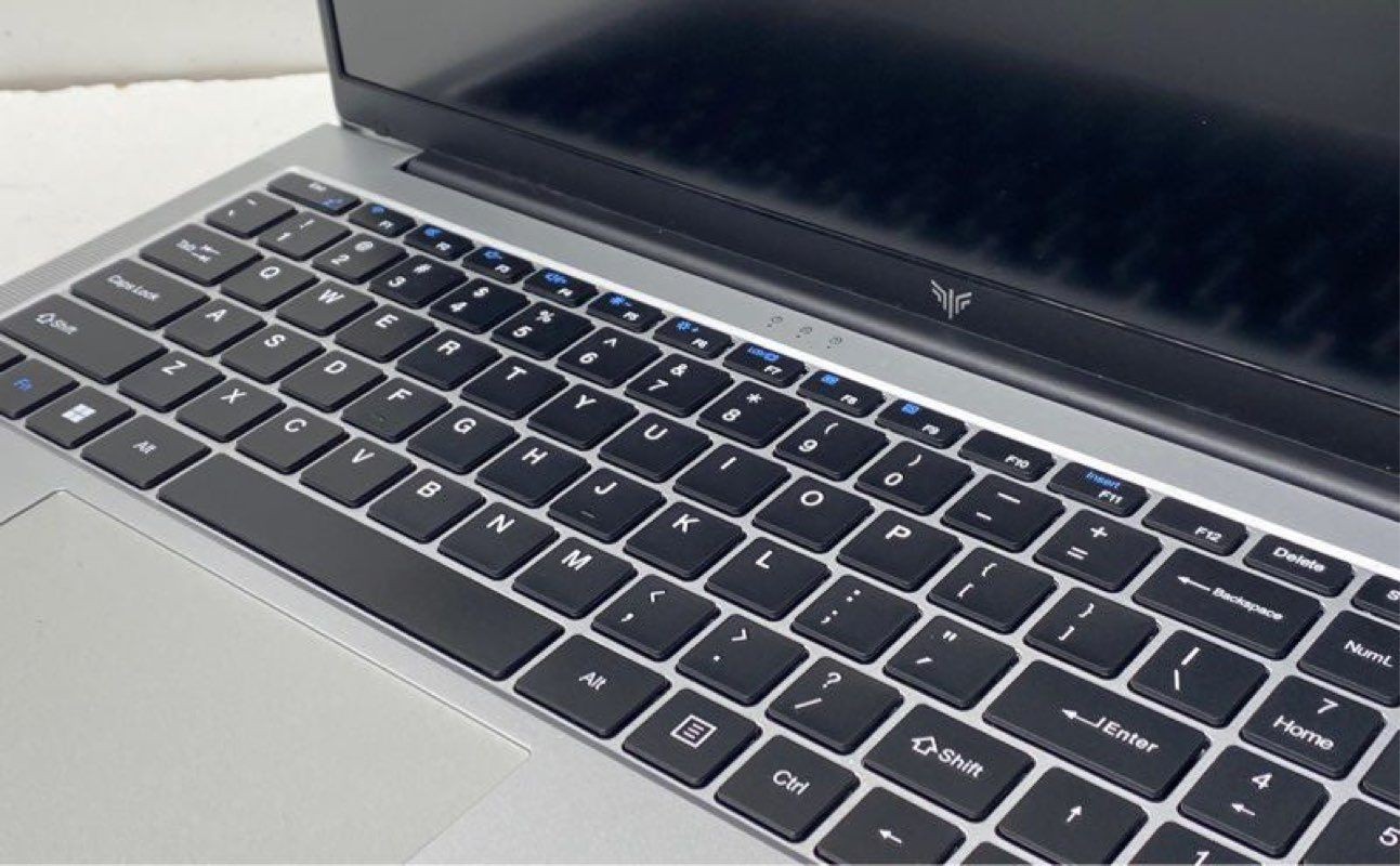 Acemagic AX17 Pro 17.3″ Laptop AMD Ryzen 3 16GB RAM 512GB SSD Windows 11 Silver