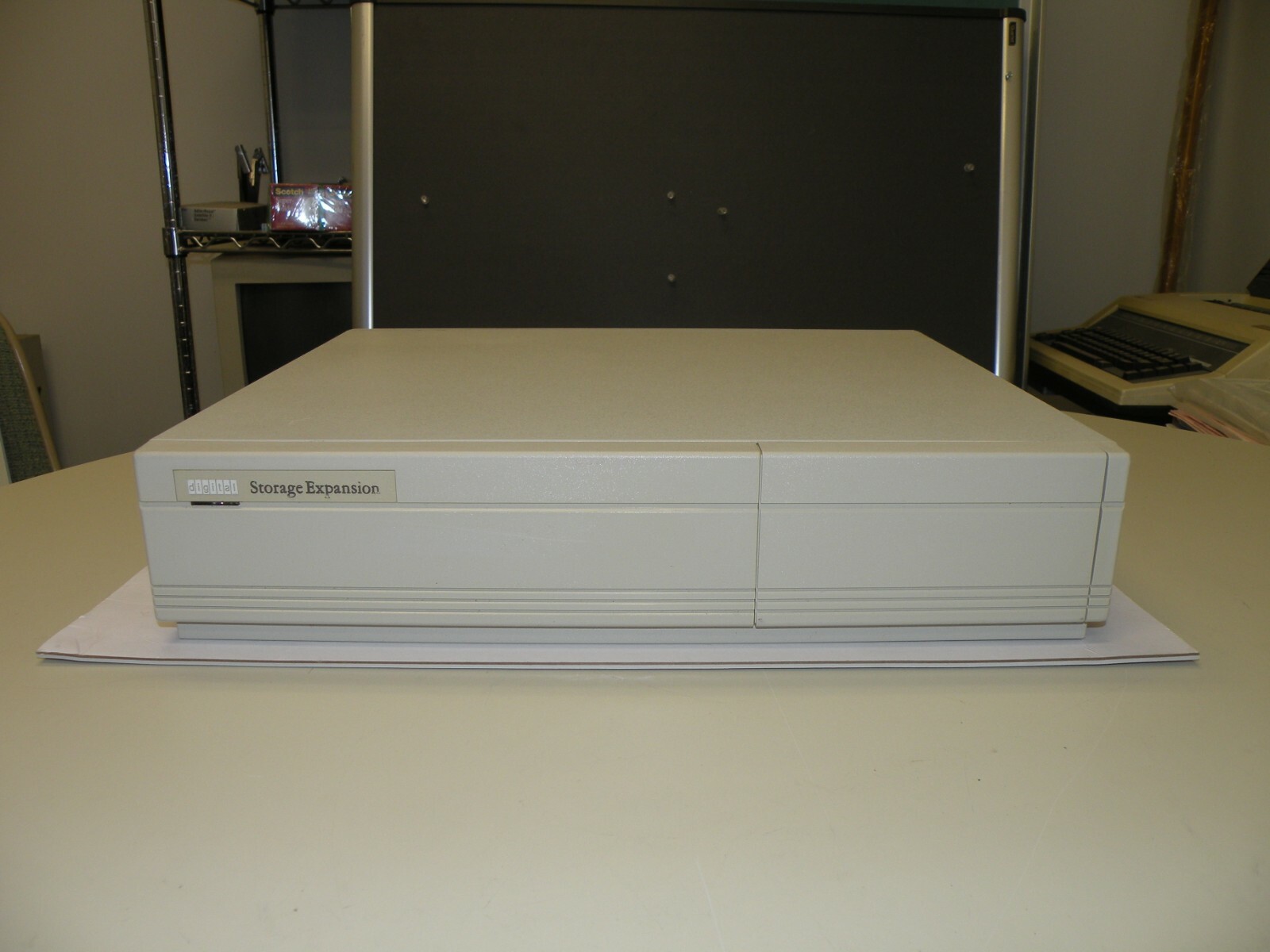 DEC SZ12C-XA BA42A STORAGE EXPANSION CHASSIS W/ RZ57-E 1GB 5.25″ SCSI HDD