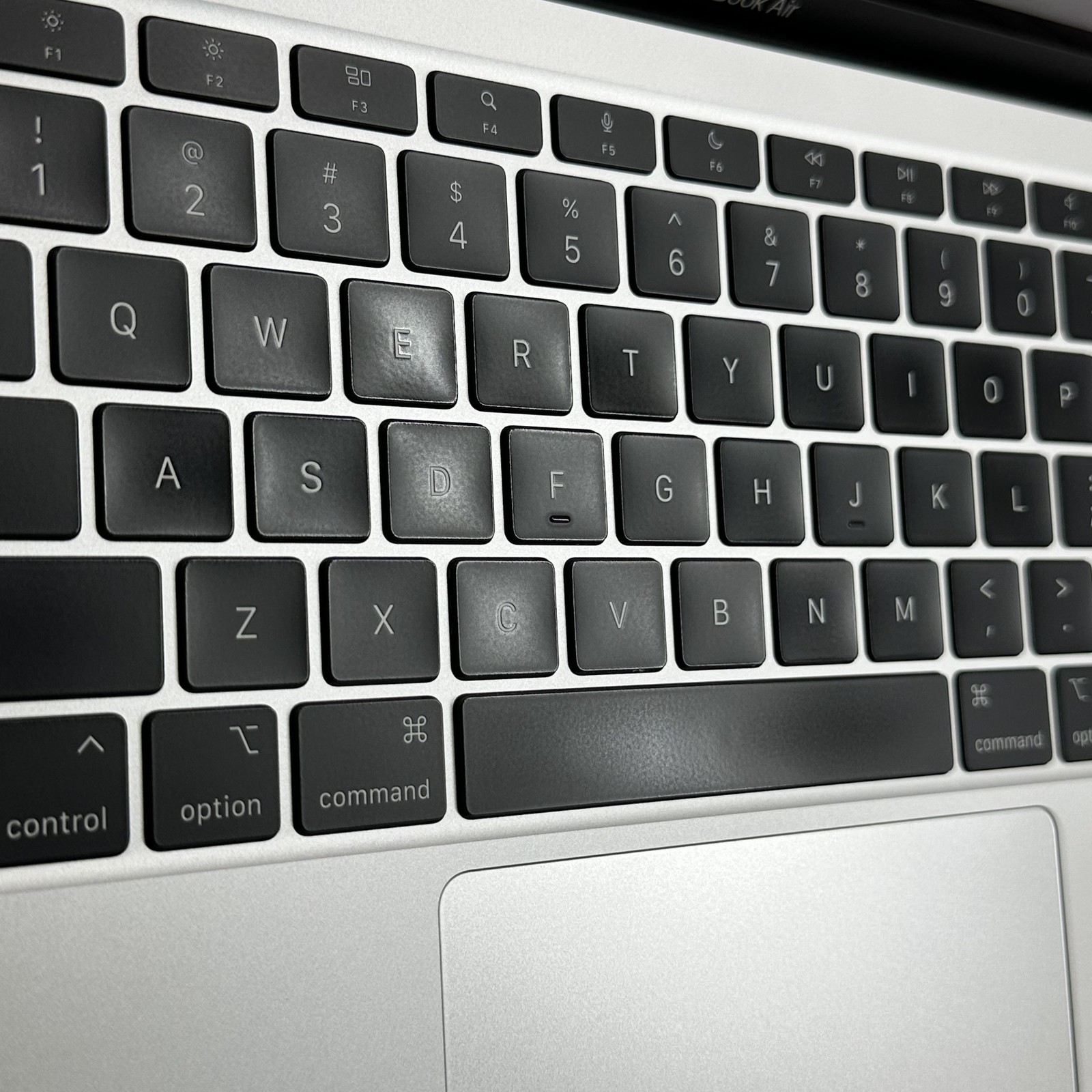 MacBook Air 13 Silver 2020 3.2 GHz M1 8-Core CPU 7-Core GPU 8GB 256GB LCD Bleed