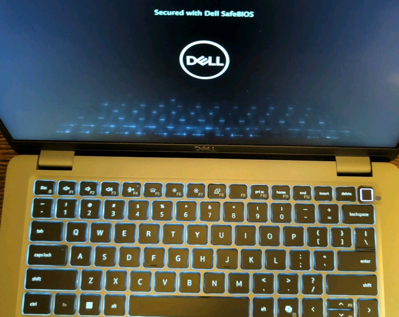 Dell Latitude 5450 14″ 32GB 512GB, Titan Grey NOS minor cosmetic flaw