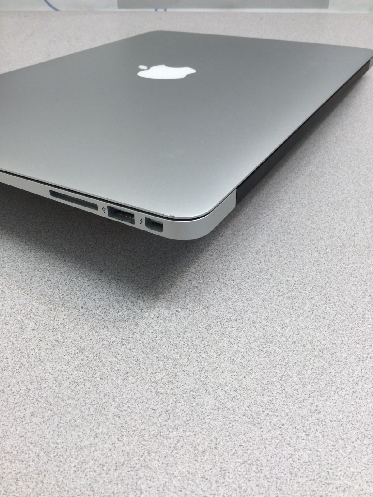 Apple MacBook Air 13.3″ 128 GB SSD, Intel Core i5 5th Gen., 1.6 GHz, 4 GB RAM