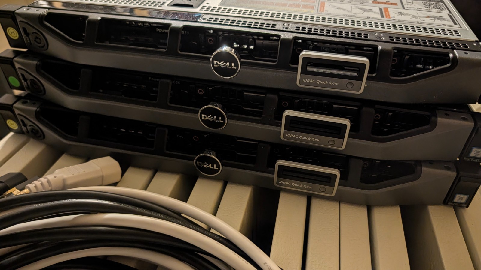 Dell R630 2x Xeon E5-2667v3 3.2GHz 16-Cores | 64GB | 8x 400GB | 4x 10GbE | iDrac
