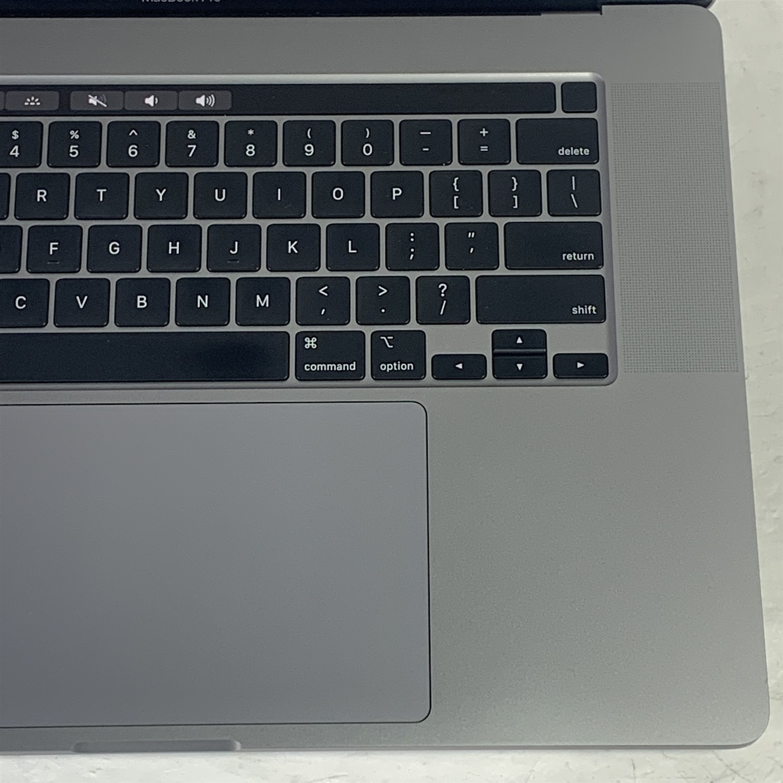 Apple MacBook Pro A2141 (2019) 16″ Laptop Core i9-9980HK 2.3GHz 16GB – 500GB SSD
