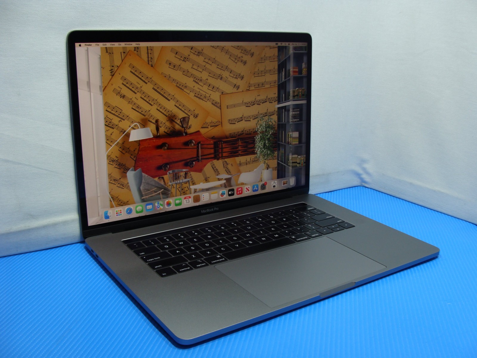 Apple MacBook Pro A1990 15″ (2018) i7-8750H 2.2GHz 16GB 512GB PRO 555X MR932LL/A
