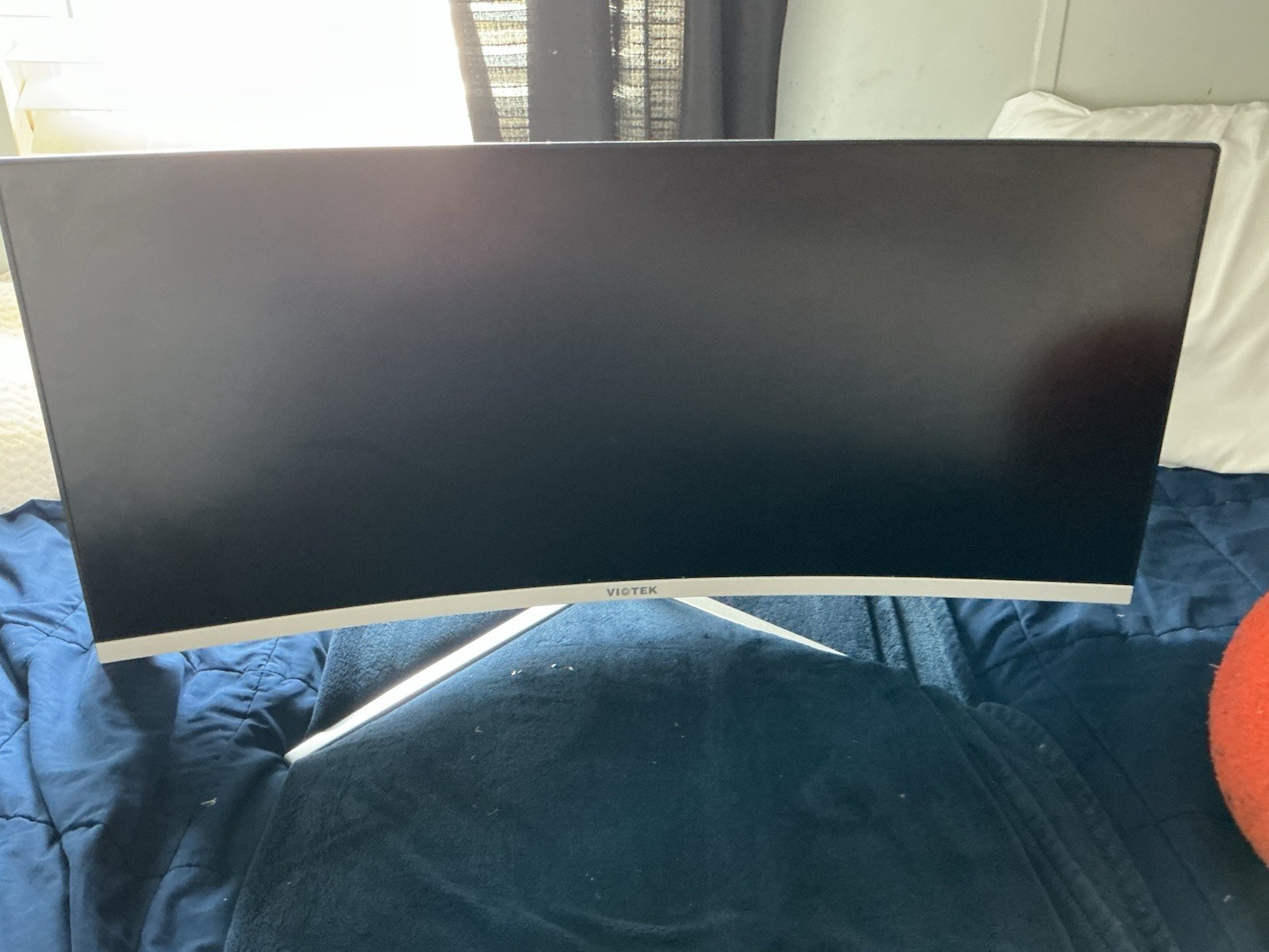 VIOTEK 32 in Curved Monitor 16:9 Silver/White Stand HDMI DisplayPort DVI