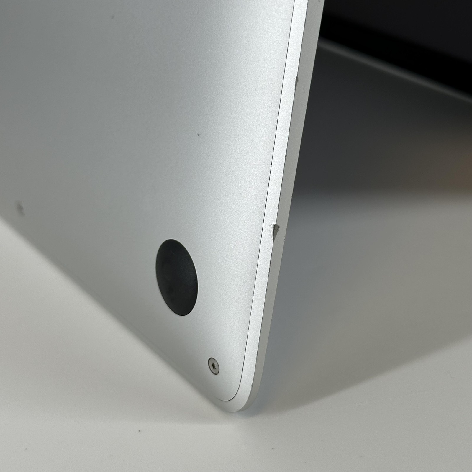 MacBook Air 13 Silver 2020 3.2 GHz M1 8-Core CPU 7-Core GPU 8GB 256GB LCD Bleed
