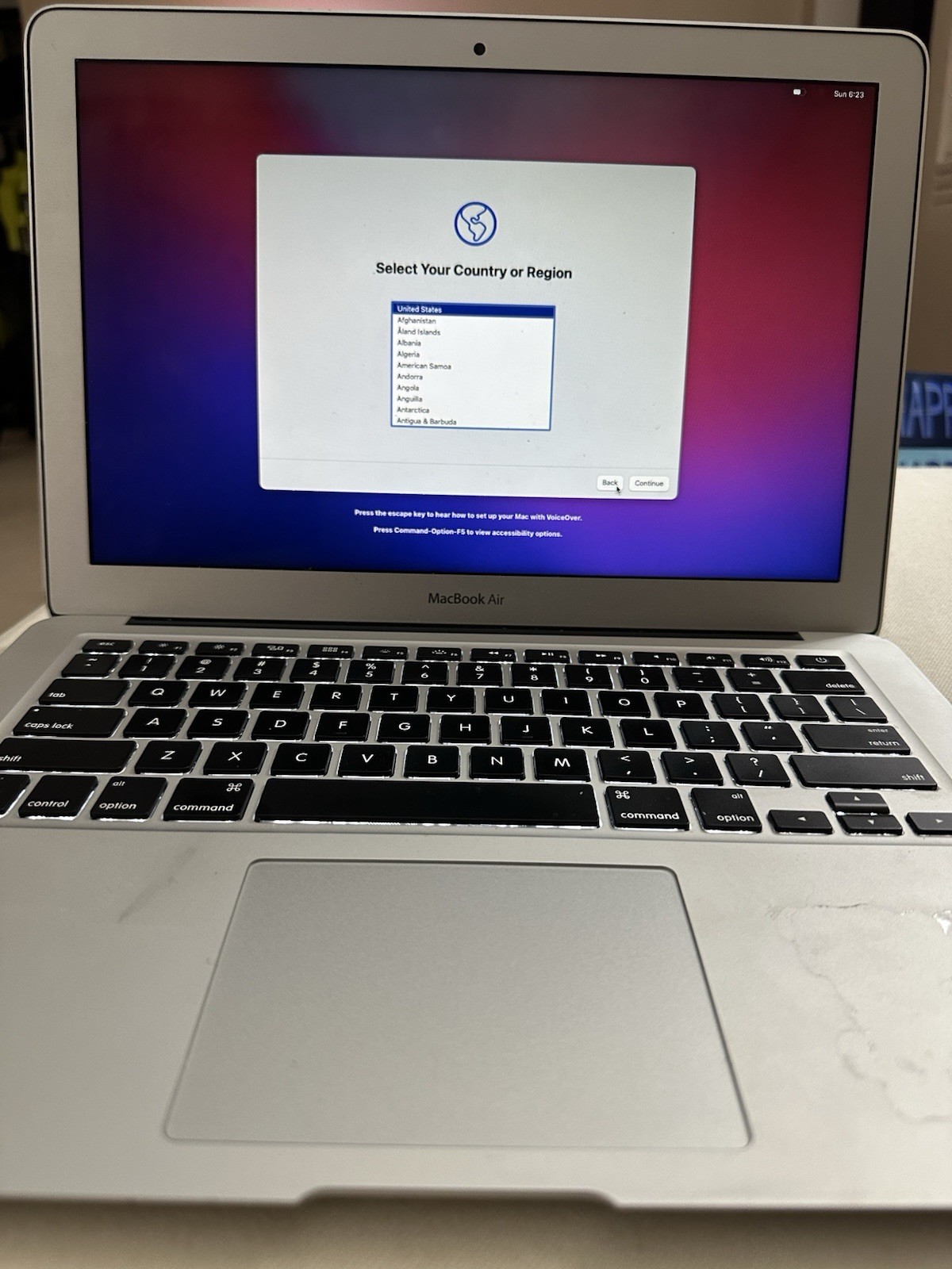 Apple MacBook Air 13.3 in (256GB SSD, Intel Core i5 5th. Gen., 1.6GHz, 8GB RAM)