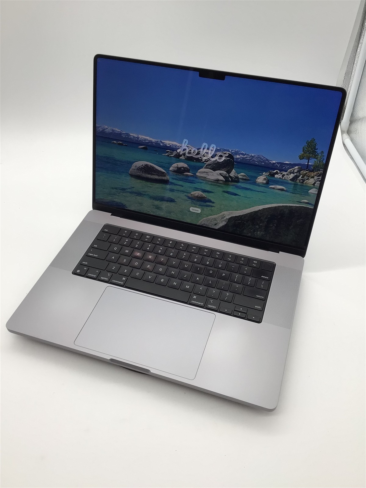 Apple A2780 MacBook Pro 16″ Apple M2 Pro/32GB RAM/512GB SSD – MacOS Tahoe