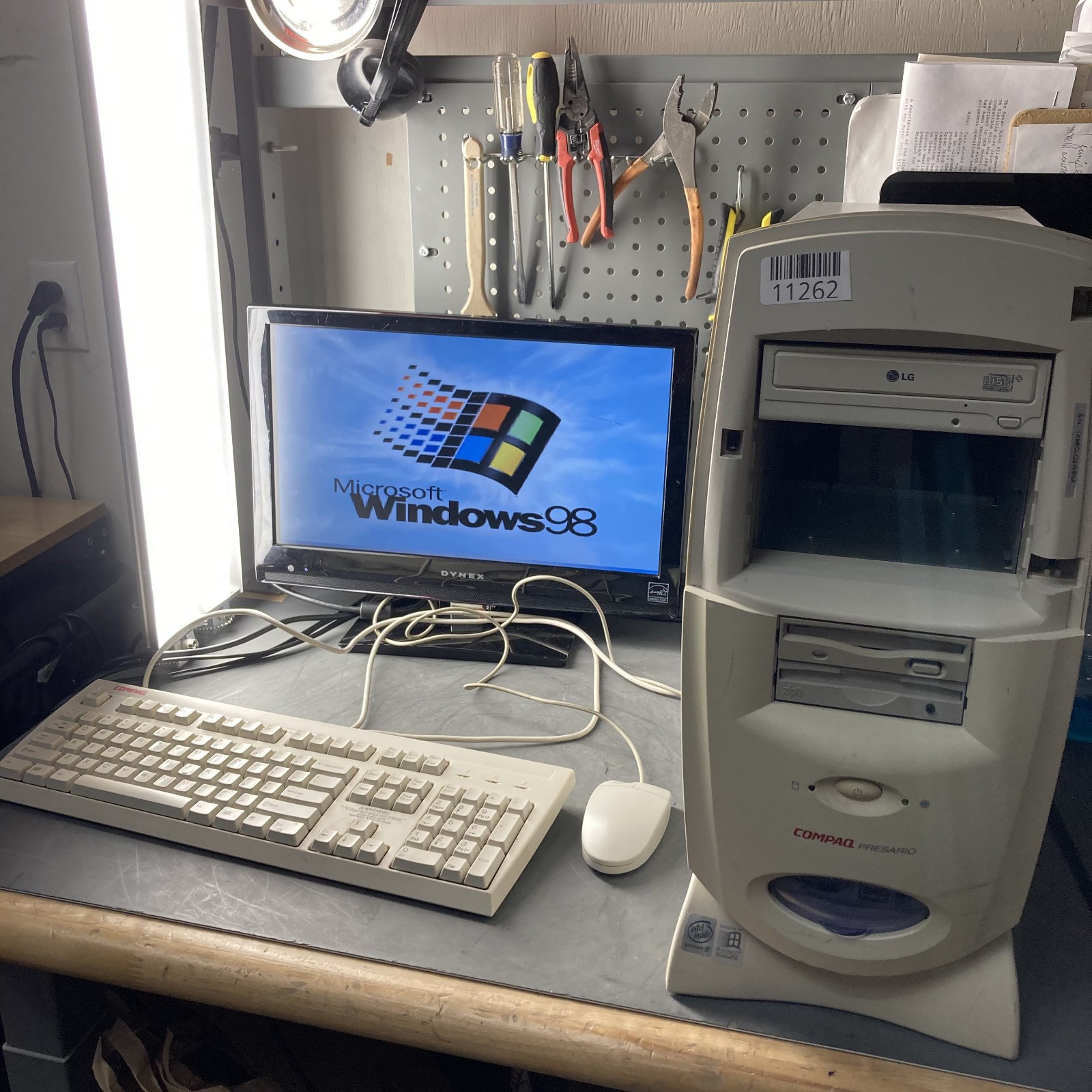 Compaq Presario CM1001 Pentium III 550MHz 128MB 18GB HDD Win98 W/ Keyboard Mouse
