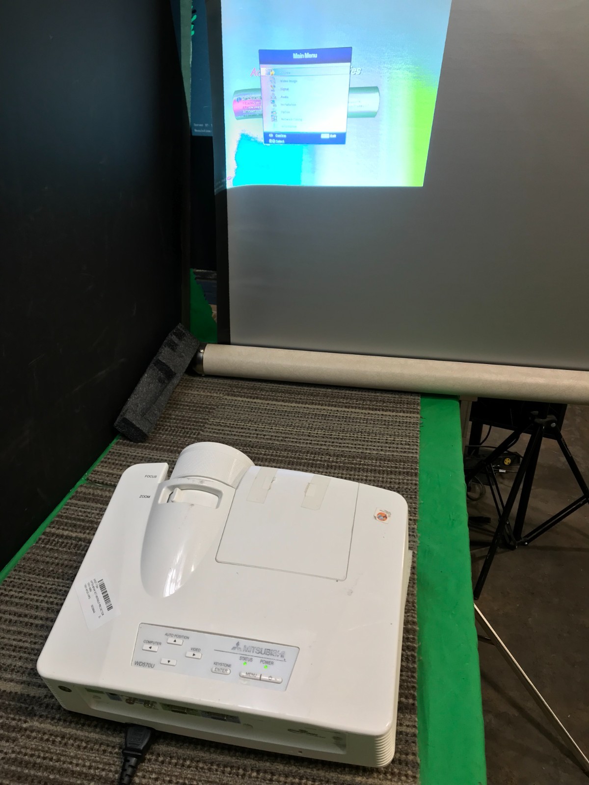 Mitsubishi WD570U DLP Projector 3500 Lumens Home Theater 3D Ready /840 LAMP HRS.