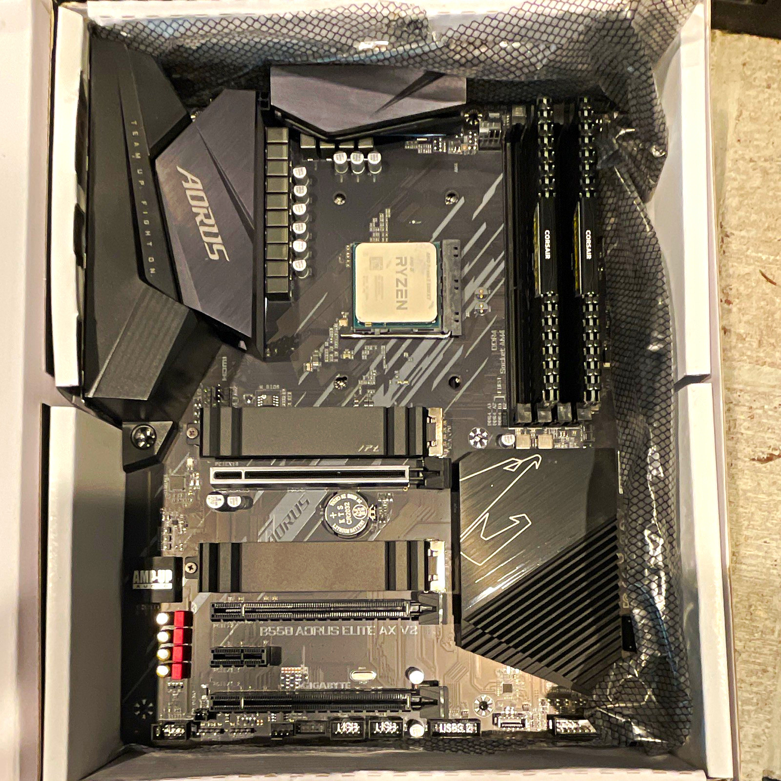 GIGABYTE B550 AORUS ELITE AX V2 ATX AM4 w/ AMD Ryzen 7 8-Core 3.8GHz 32gb ddr4