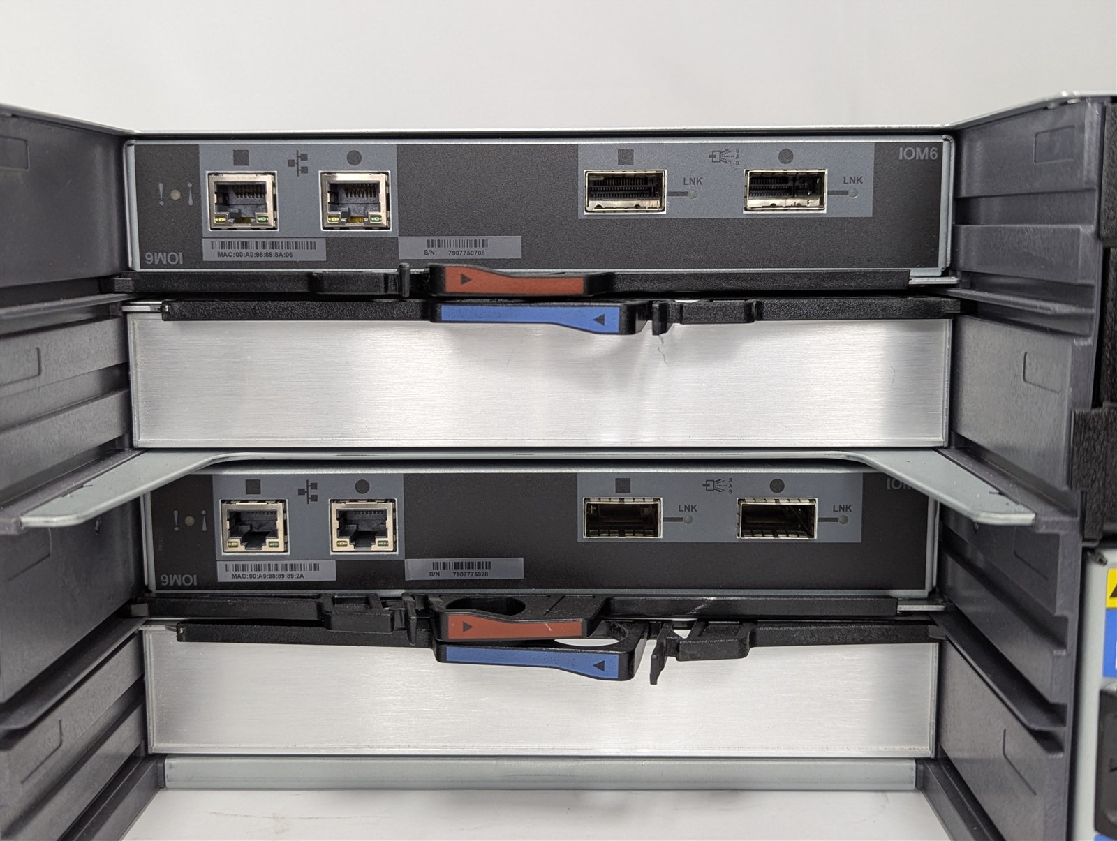 NetApp DS4246 3.5″ LFF Disk Array Shelf 24 Bay 2x IOM6 QSFP JBOD NAJ-0801