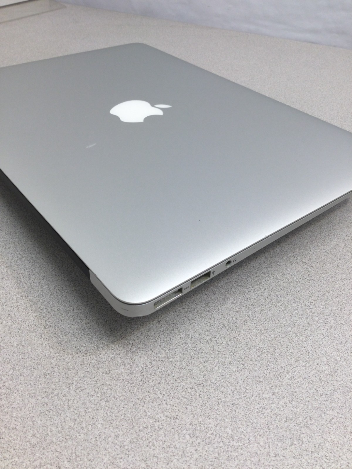 MacBook Air 13.3 in (128GB SSD, Intel Core i5 5th. Gen., 1.6GHz, 4GB RAM)