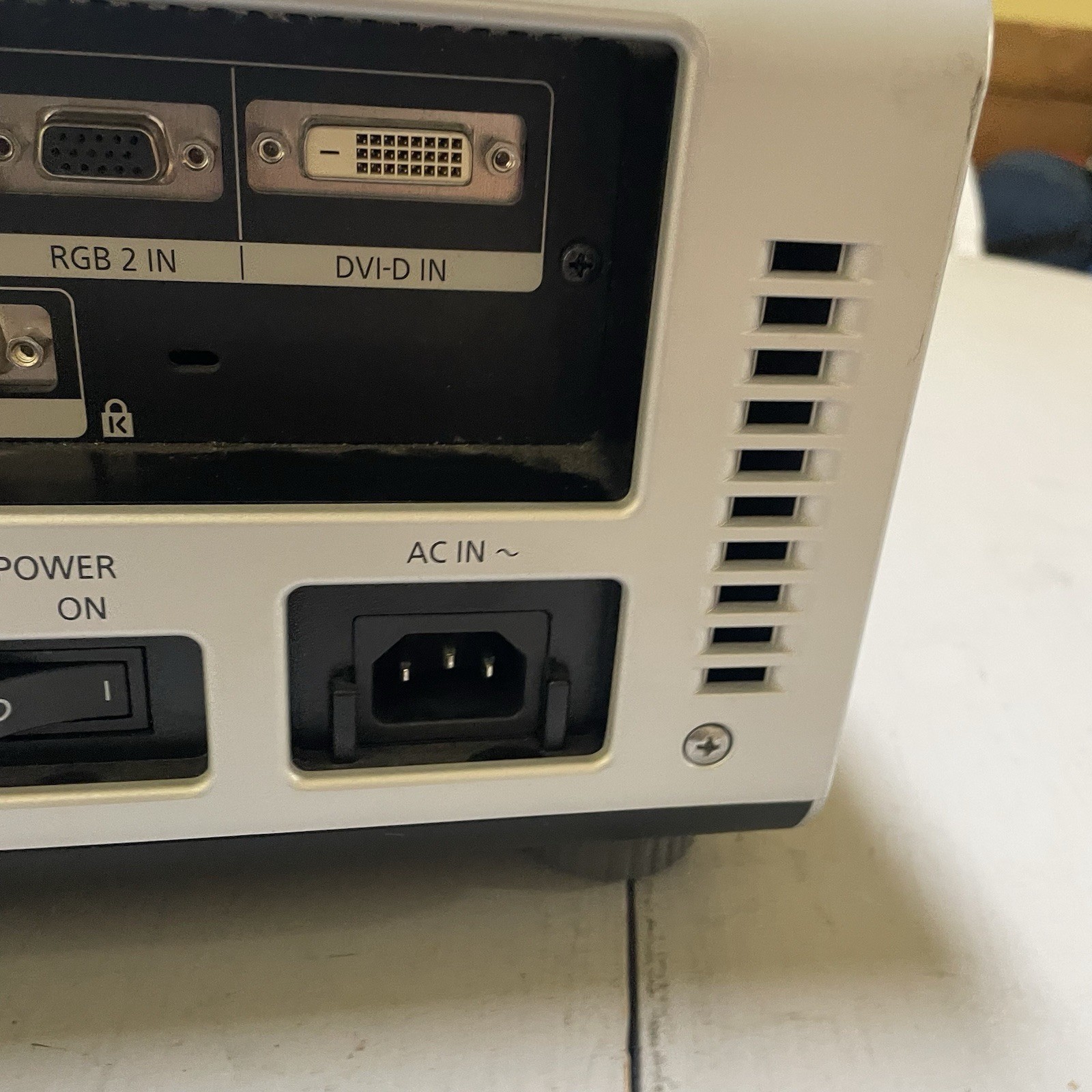 Panasonic PT-D6000 PT-D6000ULS 6500 Lumen Projector w/ET-DLE350 Lens 5966 Hours