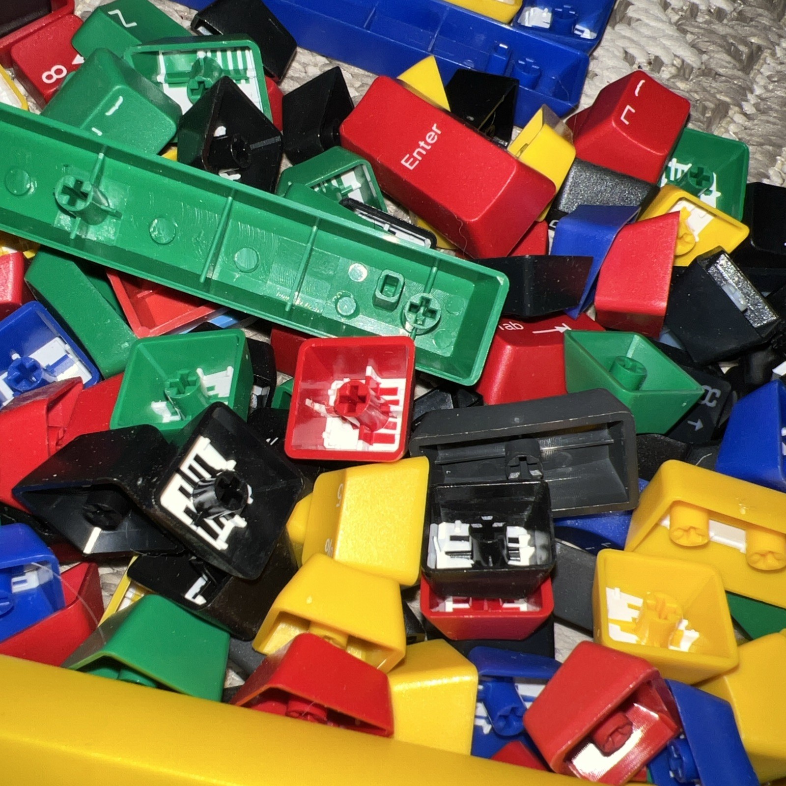 HUGE LOT OF COMPUTER KEYBOARD KEYS FOR ARTS AND CRAFTS, REPAIRS Many Colors