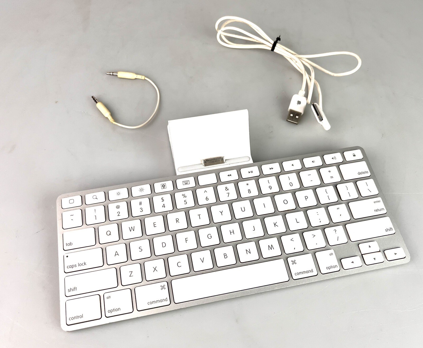 APPLE IPAD KEYBOARD DOCK A1359 MC533LL/A 1ST 2ND 3RD GEN IPADS 30 PIN DB-4