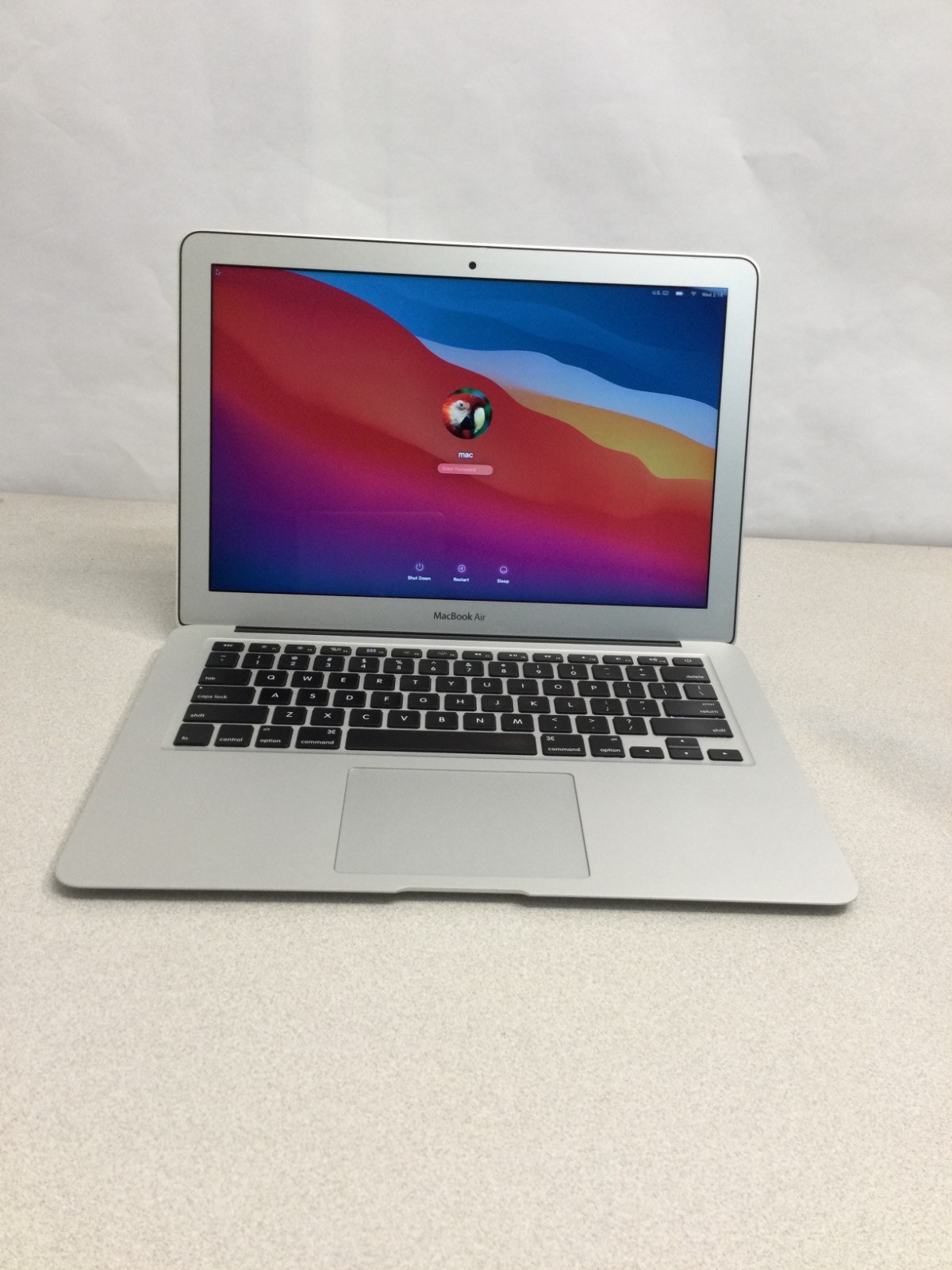 MacBook Air 13.3 in (128GB SSD, Intel Core i5 5th. Gen., 1.6GHz, 4GB RAM)