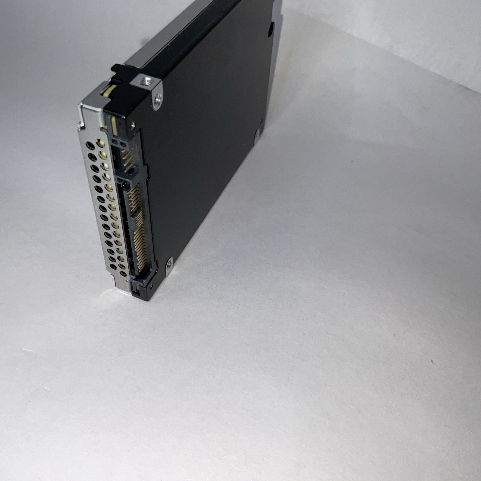 Dell Enterprise Plus 3.84TB 2.5″ SAS SSD – KPM5XRUG3T84 – 81 % SSD Life Remain