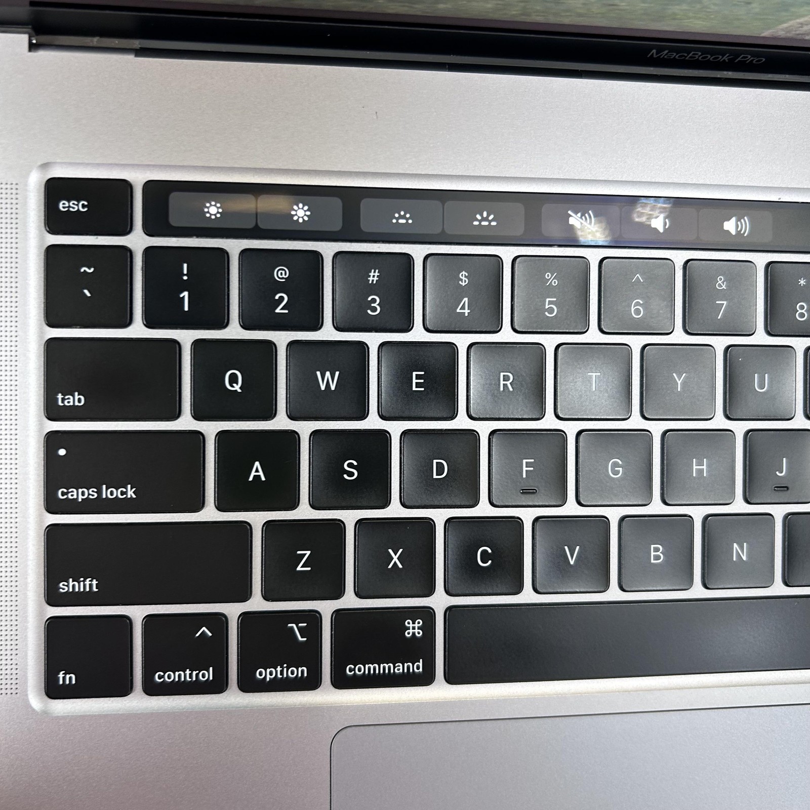 MacBook Pro 16 Touch Bar Space Gray 2019 i9 16GB 1TB AMD Radeon Pro 5500M Good