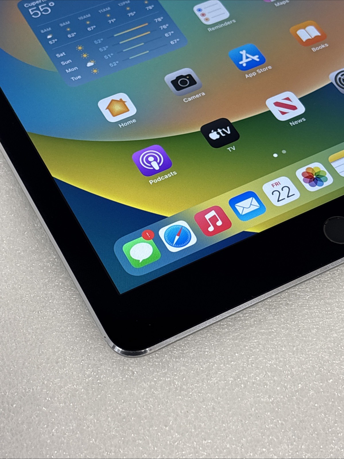 Apple iPad Pro 1st Gen. A1673, 32GB, Wi-Fi, 9.7″ – Space Gray