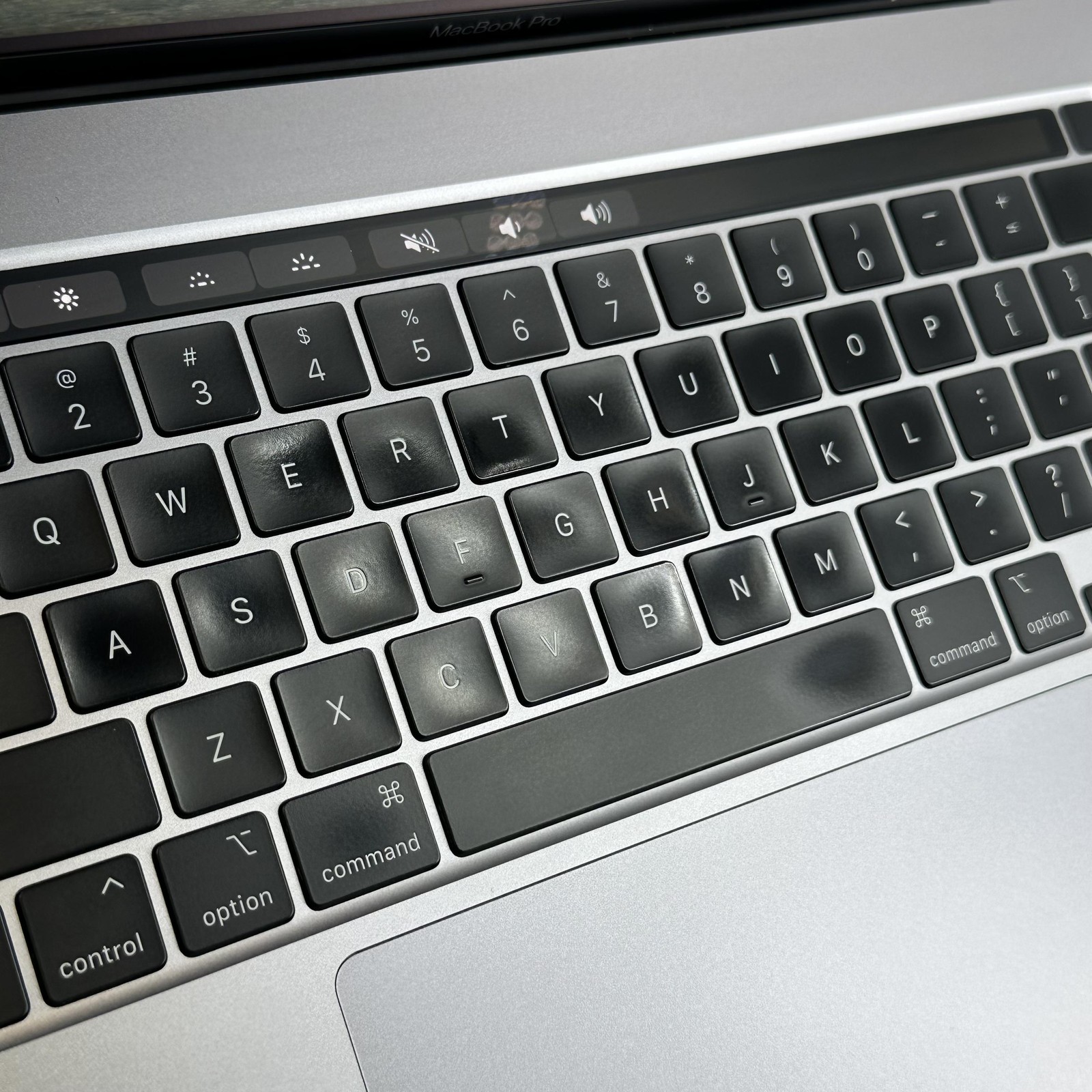 MacBook Pro 16 Touch Bar 2019 2.3 GHz i9 32GB 1TB SSD Radeon Pro 5500M 8GB Gray