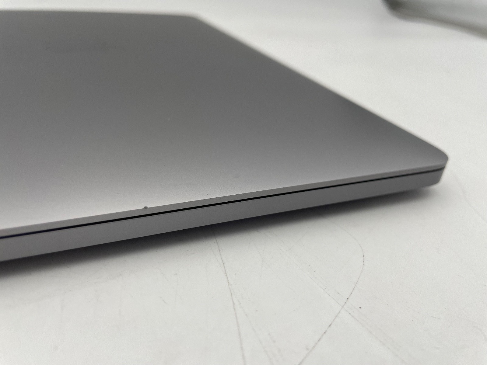Apple MacBook Pro 2020 13″ touchbar | intel 2.3 i7 | 16GB RAM 512GB SSD *