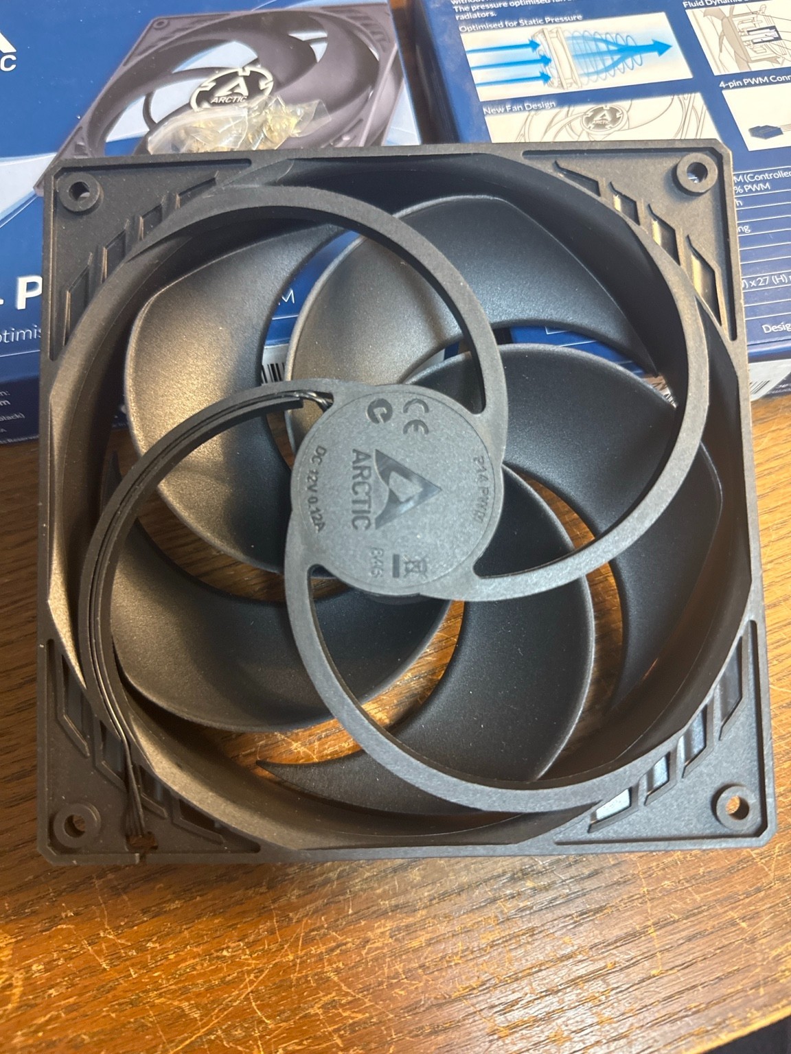 ARCTIC P14 PWM 140mm Pressure-Optimized Case Fan 4-Pin PWM Fluid Dynamic Bearing