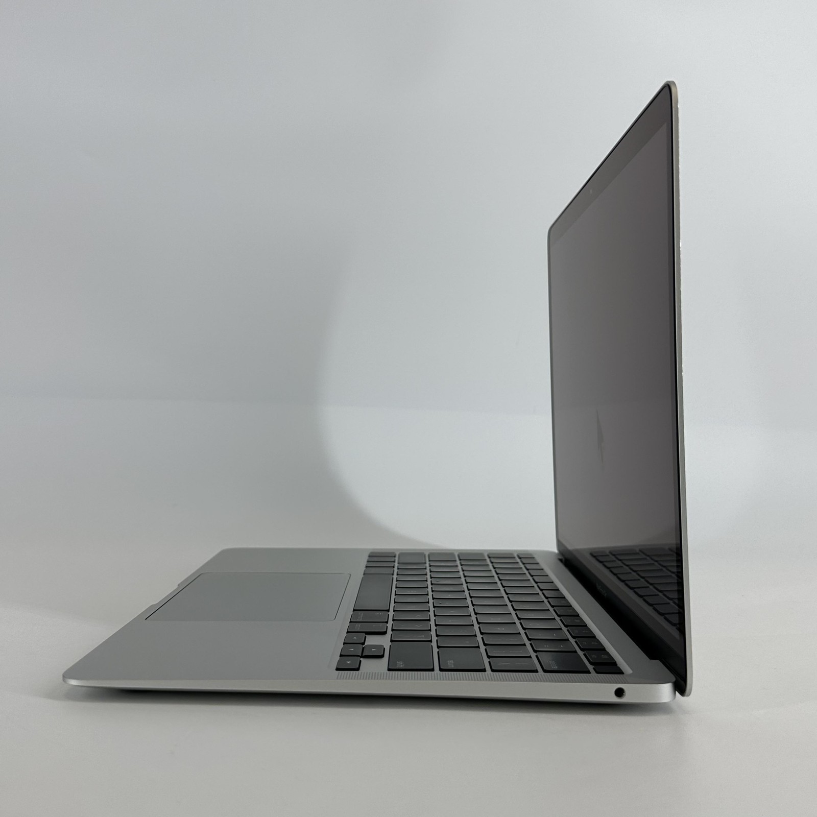 MacBook Air 13 Silver 2020 3.2 GHz M1 8-Core CPU 7-Core GPU 8GB 256GB LCD Bleed