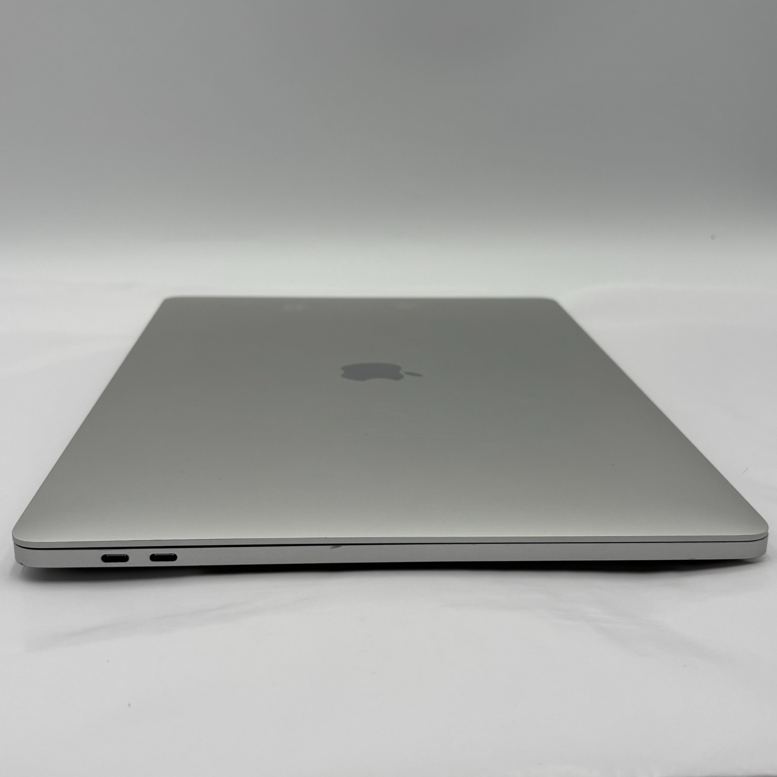 MacBook Pro 16″ i7 2.6/16GB/5300M 512GB – A2141 – Silver – Good Condition