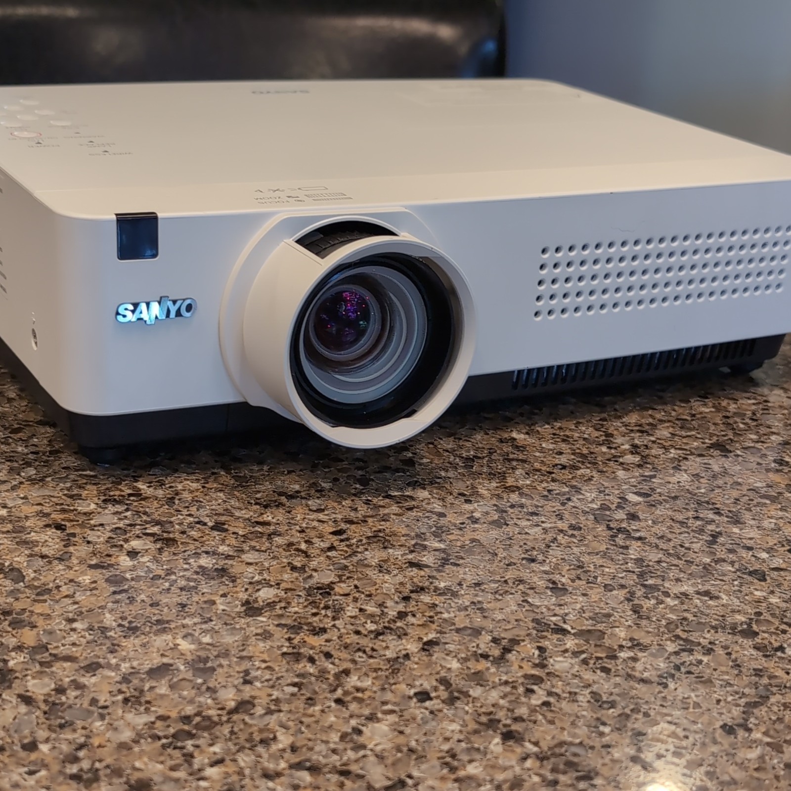 SANYO PLC-XU355 LCD Projector XGA 4000 ANSI 2000:1 Speakers VGA USB White