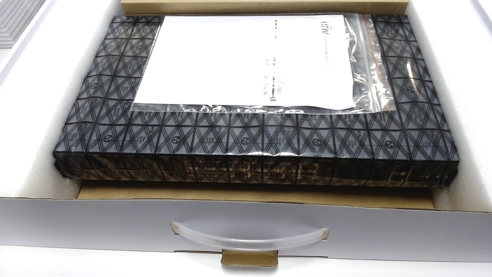 Uniview 16×100Mbps PoE ports (RJ45)+2×1000Mbps Combo ports