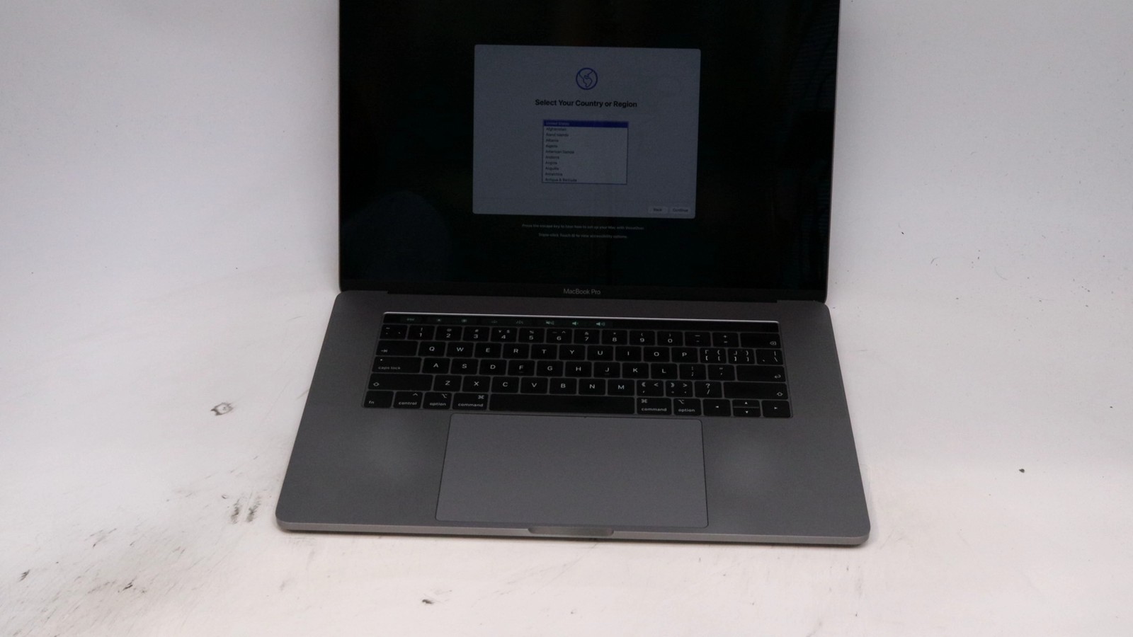 Apple Macbook Pro 15″ i9-9980HK 16GB 512GB CHP KBD – Good READ DESC