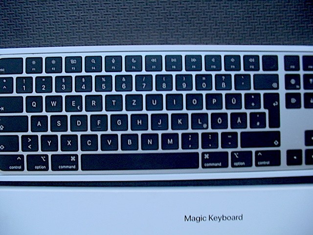 Apple Magic Keyboard with Touch ID Model A2520 (English/German Version)