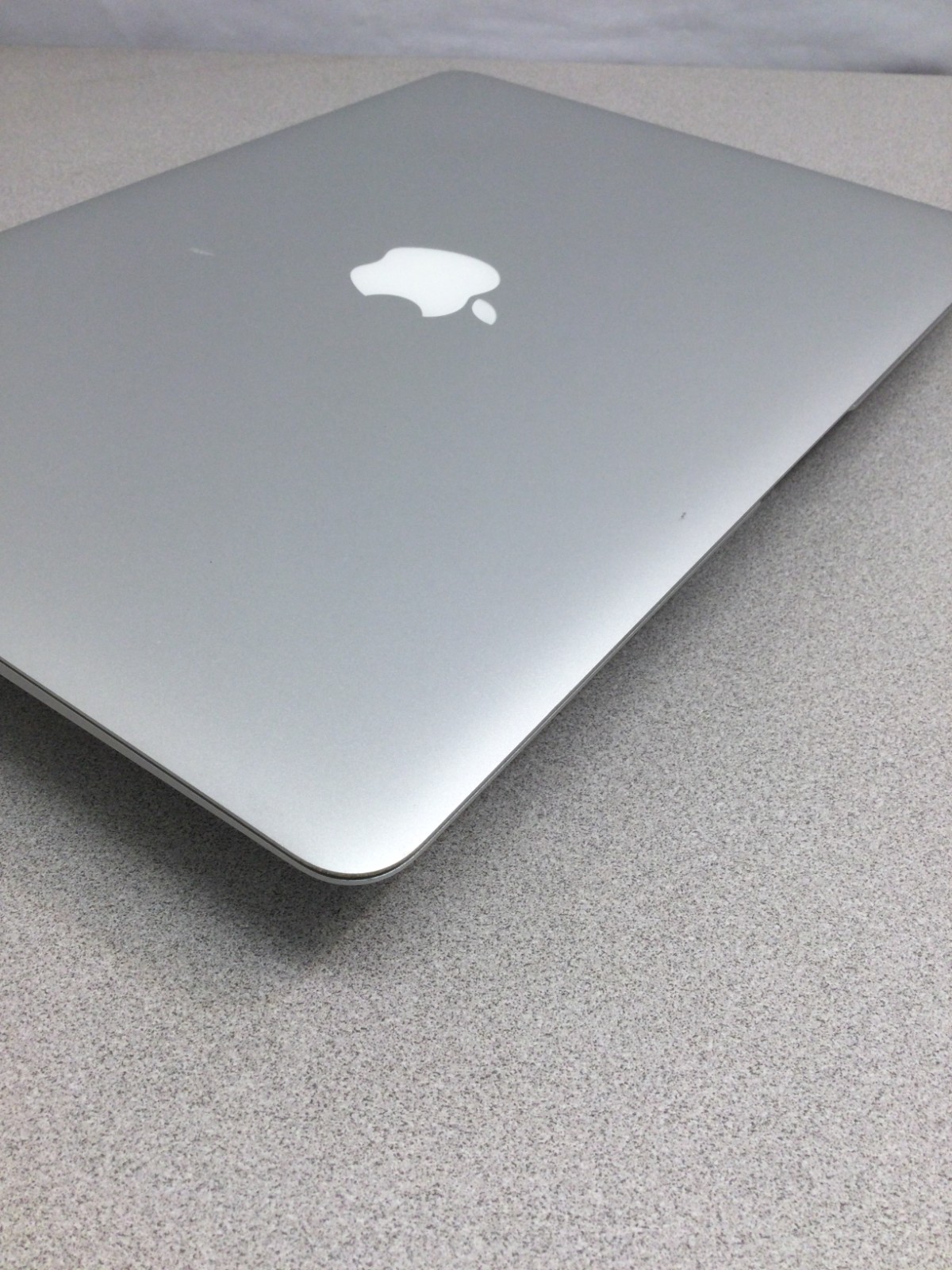 MacBook Air 13.3 in (128GB SSD, Intel Core i5 5th. Gen., 1.6GHz, 4GB RAM)