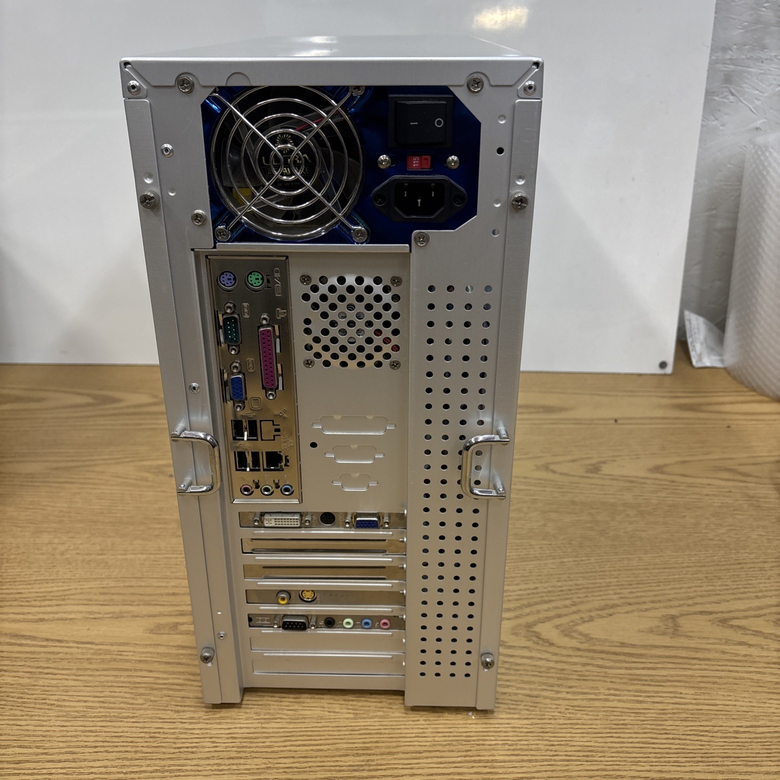 Custom Desktop PC ***Unknown Specs – Turns On***Parts/Repair