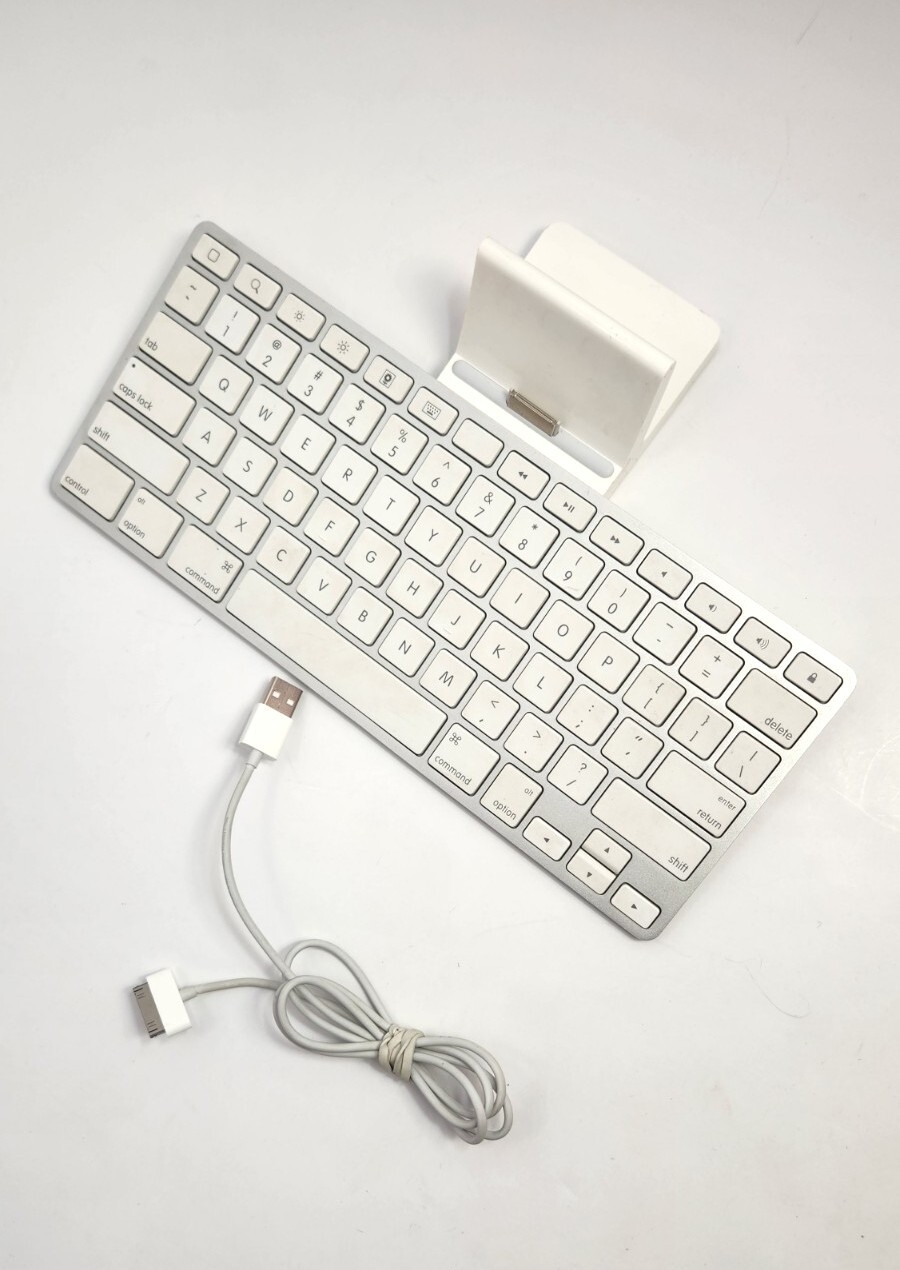 Apple – iPad Keyboard Dock – Model A1359 With Charger Cable ( Used )