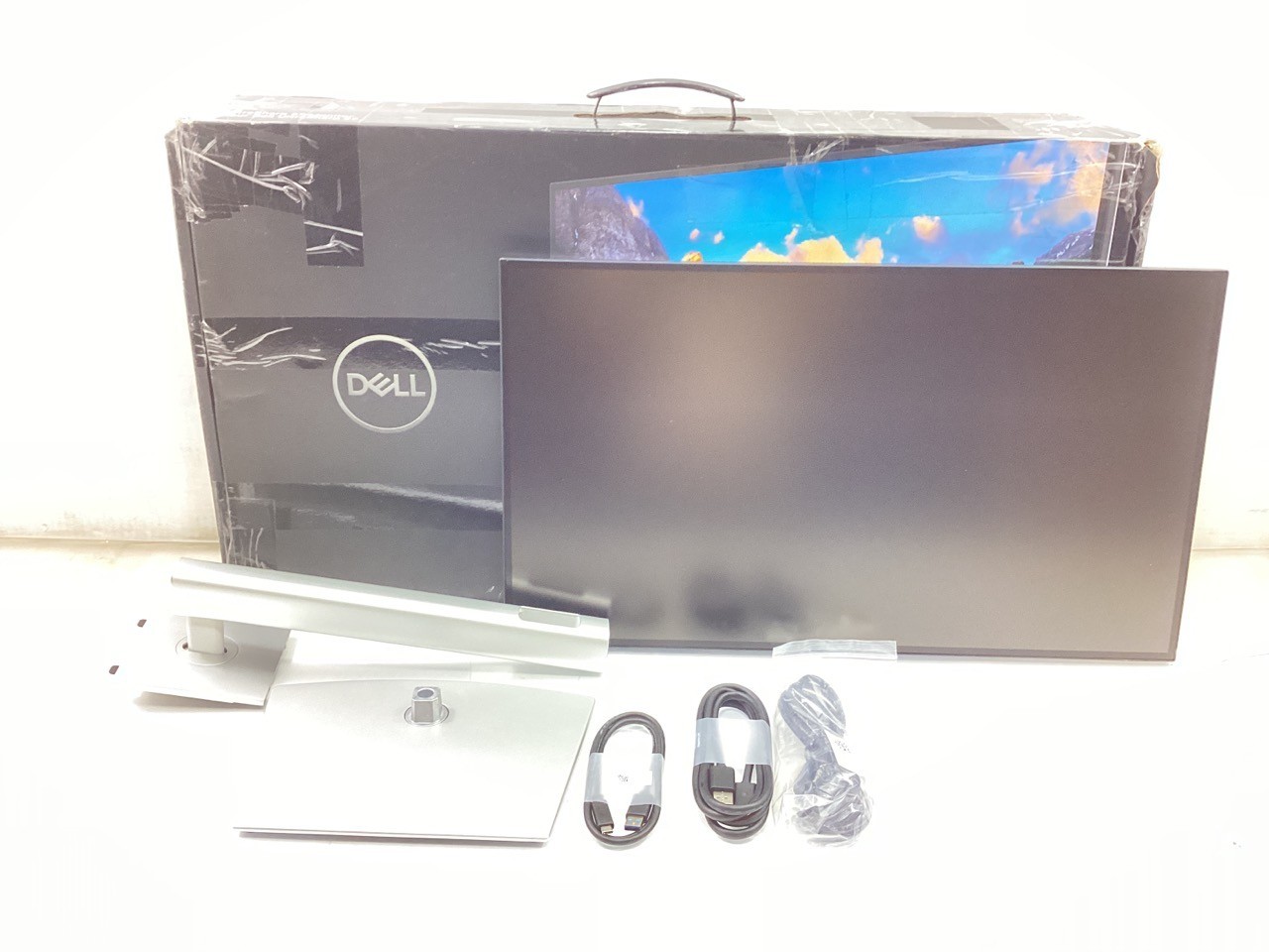 Dell U2724D UltraSharp 27″ 2560 x 1440 QHD IPS LCD Monitor – 120Hz, 5ms