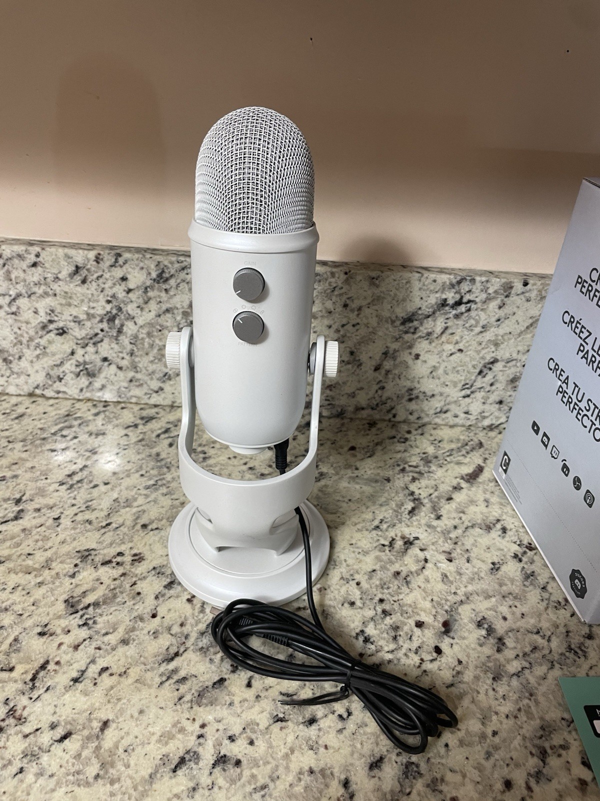 Logitech Creators Blue Yeti USB Microphone Studio Sound Plug & Play-White Mist