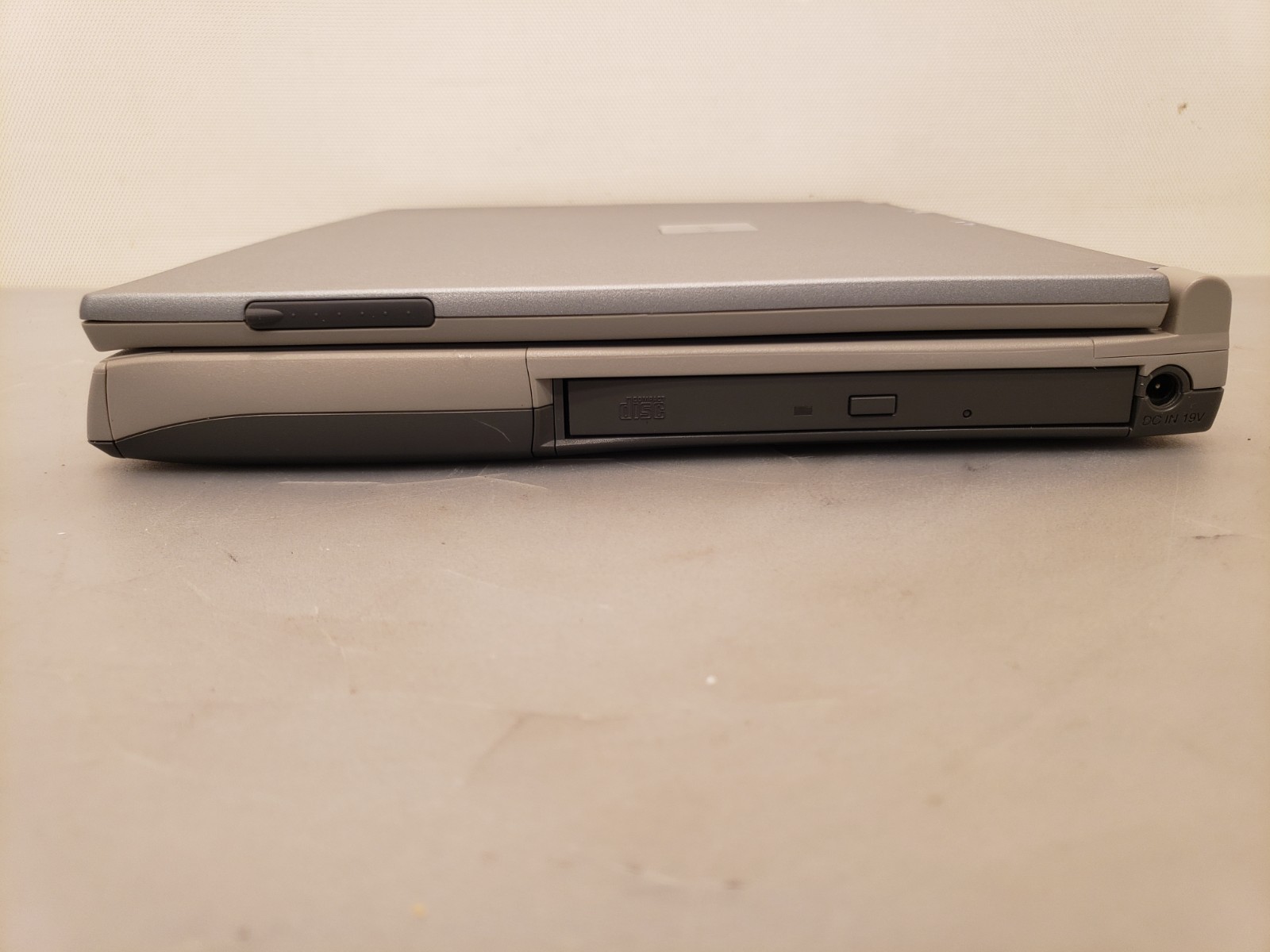 Vintage Rare Hitachi Flora 270GX 12.1″ Laptop Celeron 550MHz 64MB 10GB Win98