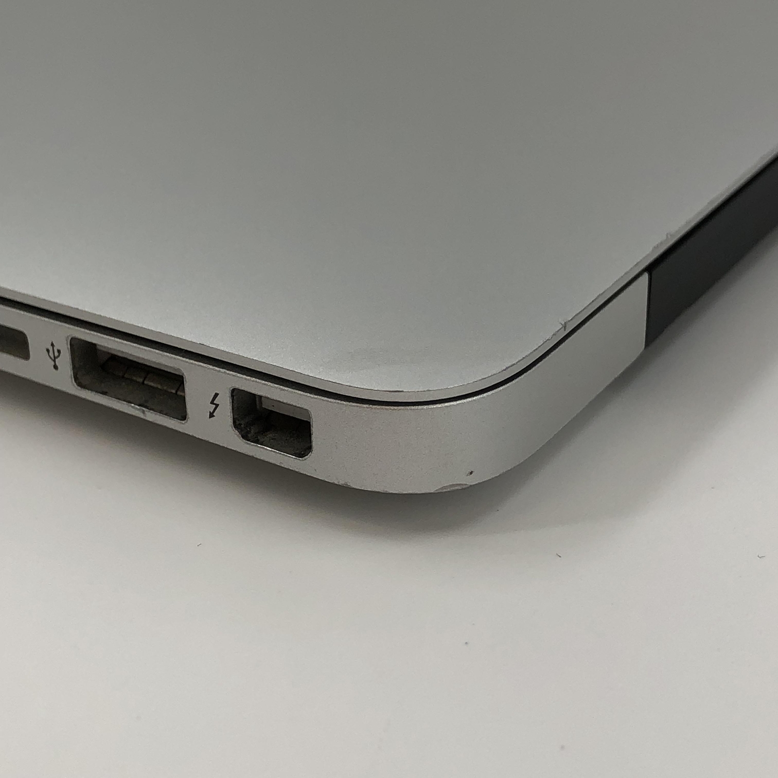 Apple MacBook Air 13 2017 1.8 GHz Intel Core i5 5th Gen 8GB 256GB SSD