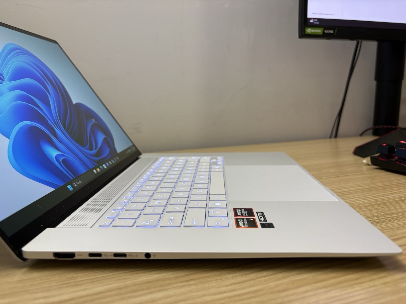 ASUS – Zenbook S 16 16” 3K OLED Touch AMD Ryzen AI 9 365 24GB DDR5 1TB SSD White