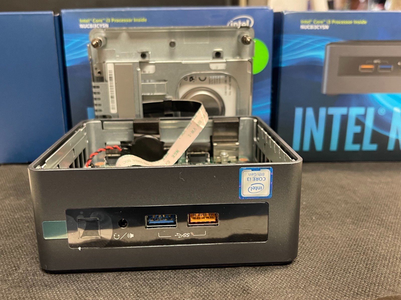 Intel NUC8i3CYSN i3-8121U, Radeon 540, *4GB RAM, 1TB HDD, Win10 – Retail Box