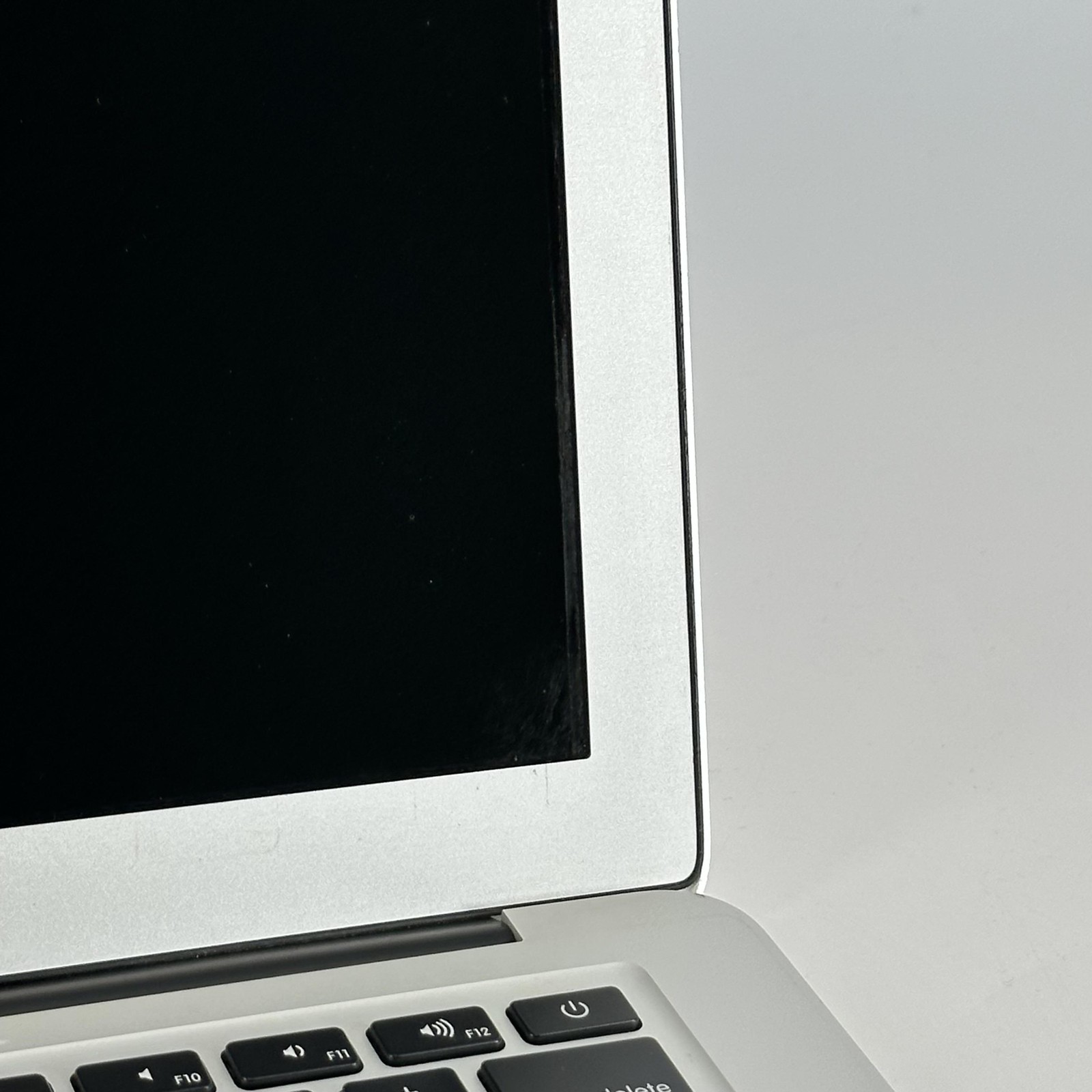 MacBook Air 13 Silver 2015 1.6 GHz Intel Core i5 5th Gen. 4GB 128GB Bent Frame