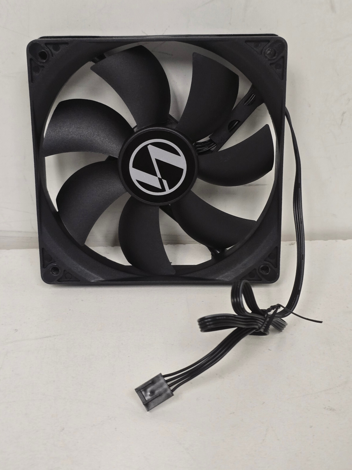 lian li Pc fan 4 pin pwm 12 volt 0.2 A 800-1500 RPM