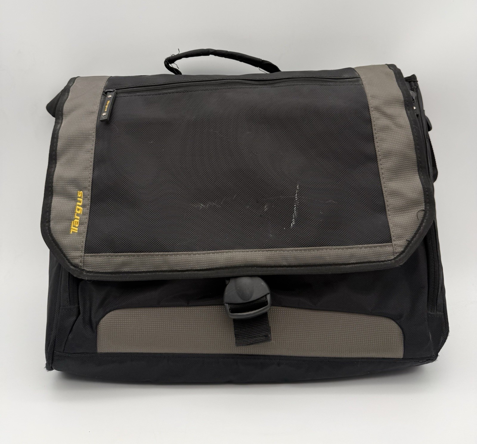 Pre Owned Targus Large Laptop Messenger Bag 17″ Black Gray Yellow Shoulder Strap