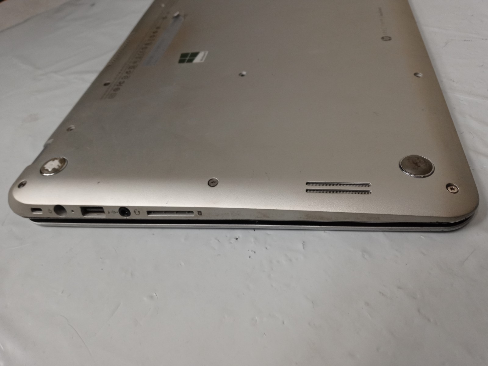 HP Spectre XT Touchsmart 15-4010nr I7-3517U 1.9GHZ 8GB RAM 0GB HDD NO OS NO AC
