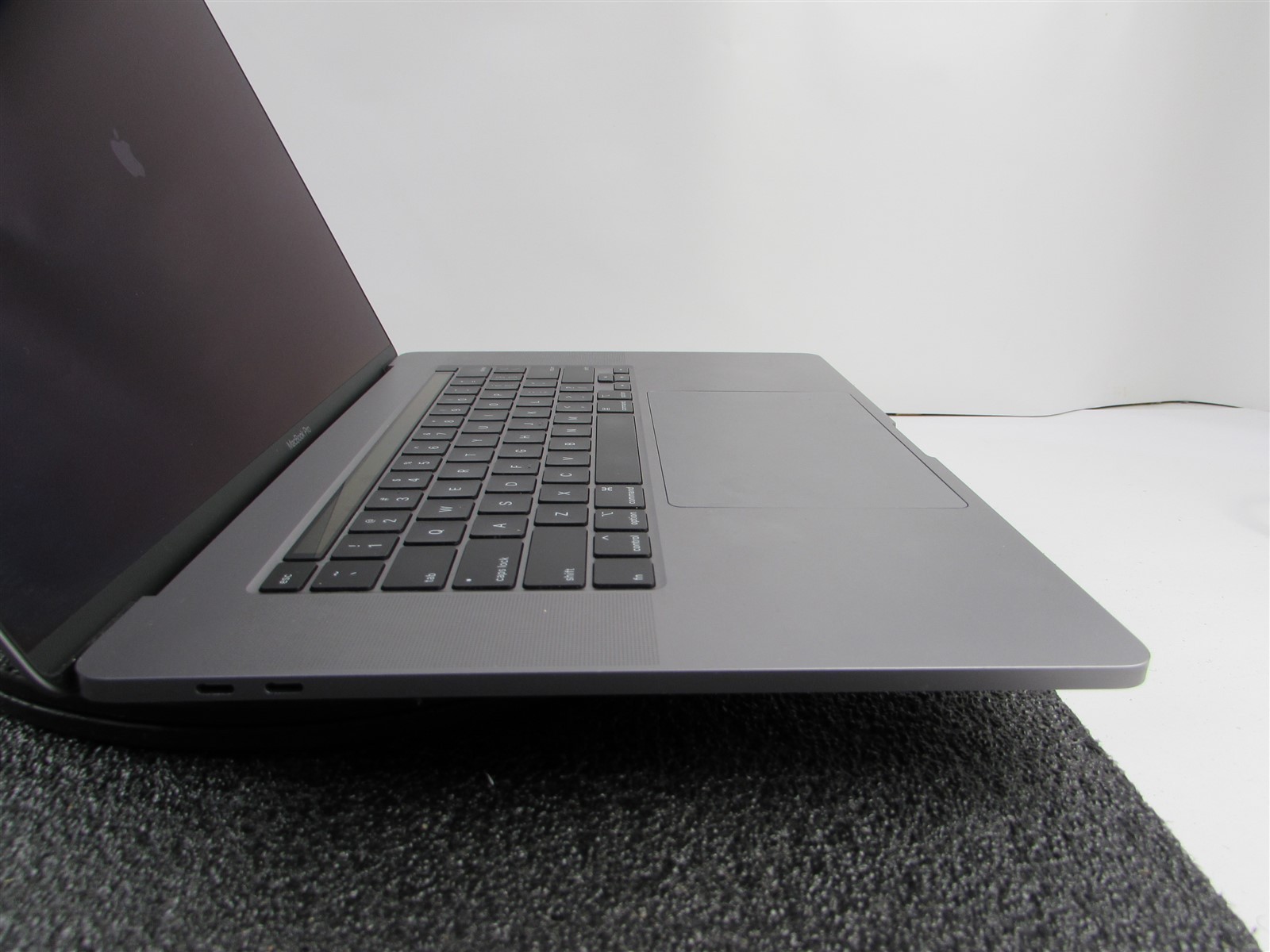 APPLE MACBOOK PRO A2141 3072X1920 I7-9750H 500GB SSD 16GB RAM AMD GPU NO O.S