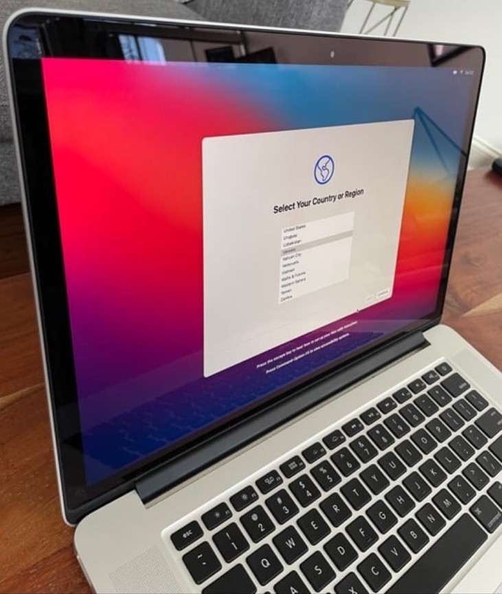 Apple MacBook Pro 15″ 2015 Silver i7 2.2GHz 16GB RAM 256GB SSD