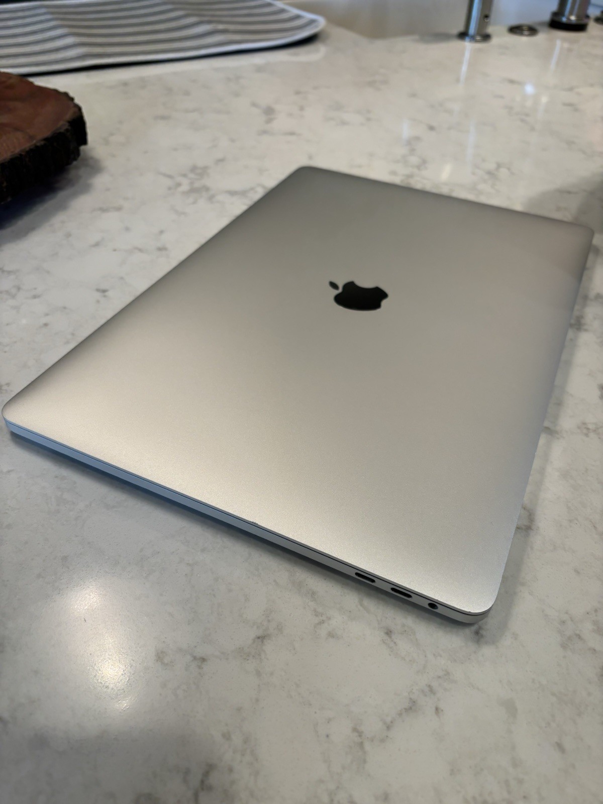 Apple MacBook Pro – A1990 – 2019 15″ – i7 @ 2.60GHz/16GB/500GB SSD